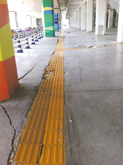在溫嶺火車站架空層，由于沉降產(chǎn)生的裂縫到處可見。