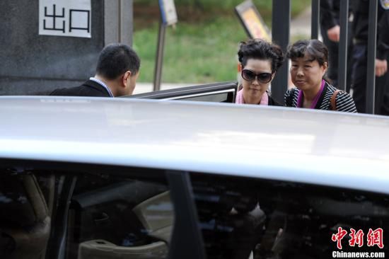 圖為宣判結(jié)束后夢鴿面無表情走出海淀法院，乘車離開。