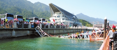 昨天上午10點左右，江西廬山西海風(fēng)景區(qū)司馬旅游碼頭發(fā)生橋面塌陷事故，造成18名游客擦傷或落水。景區(qū)表示，目前已對擦傷或落水游客進(jìn)行有效救治和妥善處置，并對游客損失的財物進(jìn)行登記。
