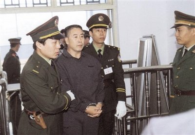 2000年9月30日，河南商丘，胡萬林被法警押上法庭。