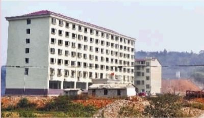  10月23日，長(zhǎng)沙市岳麓區(qū)蓮花鎮(zhèn)云蓋村村委會(huì)的辦公大樓。  實(shí)習(xí)記者 李健 攝