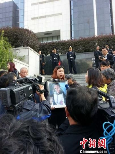 法院外，死者祁某的家人正在接受媒體采訪。 田雯 攝