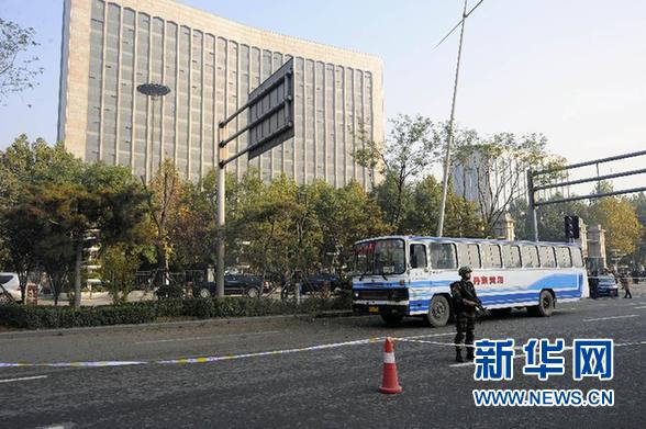 這是11月6日拍攝的一輛爆炸中受損的公交車停在現(xiàn)場。