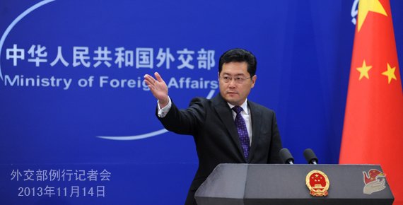 2013年11月14日，外交部發(fā)言人秦剛主持例行記者會(huì)。