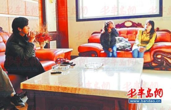 鄱陽(yáng)湖鄉(xiāng)村大酒店內(nèi)，兩個(gè)本地男子帶著兩個(gè)外籍女子給記者