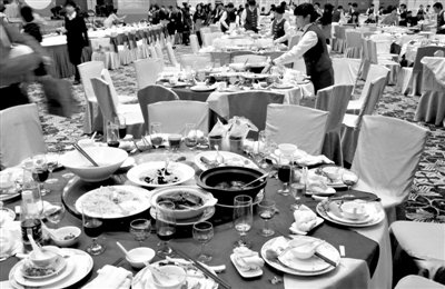 今年1月20日，一國企在廣州一家五星級酒店擺了70桌。臨近年底，在中央“嚴抓四風”背景下，北京國企機