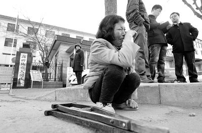 從法院出來以后，家屬和律師正在商量案情，夏鳳各在旁想著想著忍不住哭起來