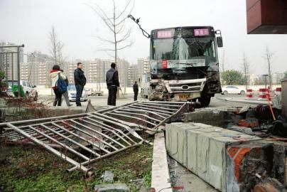 1月6日，成都雙華大道，失控后的公交車撞垮一單位的護(hù)欄。攝影 劉陳平