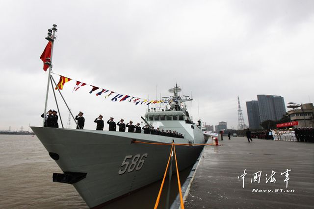 1月8日，某新型導(dǎo)彈護衛(wèi)艦吉安艦入列海軍東海艦隊命名授旗儀式現(xiàn)場。新華社發(fā)