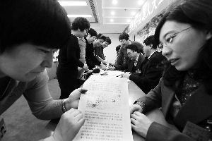 人大代表們就各自關心的話題熱烈討論。