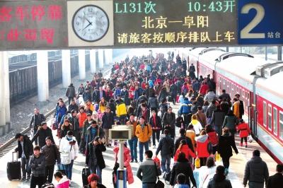 昨天，由北京開出的列車途經(jīng)安徽亳州火車站，大量旅客回到家鄉(xiāng)