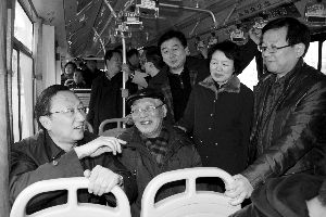 繆瑞林在車上與市民、乘委會委員交流 通訊員 卜照雪 攝