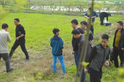 少年指認(rèn)藏槍地點(diǎn)。