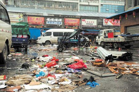 高橋大市場內(nèi)，大量的垃圾雜亂無章地堆放，商戶搬遷時留下的垃圾丟棄在市場內(nèi)無人問津，觸目驚心。