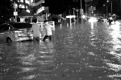 3月30日晚，深圳市區(qū)不少地段因暴雨積水，導(dǎo)致一些車輛在水中熄火。
