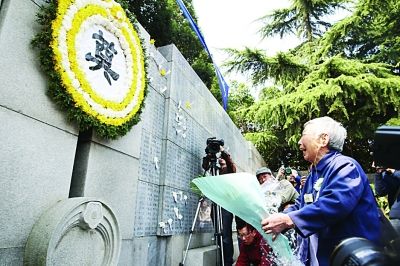幸存者和遇難者遺屬昨在紀念館“哭墻”前獻花。