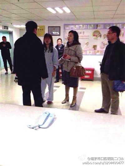 事發(fā)現(xiàn)場，打人者袁亞平(右二) (資料圖)