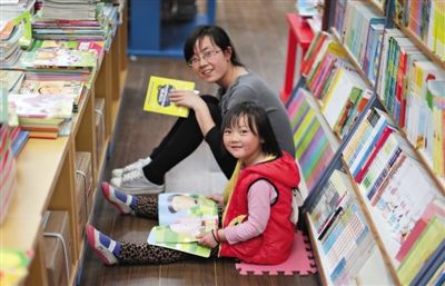 昨晚10時(shí)，來京探親的山東的李女士帶著5歲的女兒琪琪在三聯(lián)書店讀書。4月18日晚開始，三聯(lián)韜奮書店正