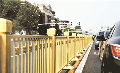 從復(fù)興門到建國門，長安街一線全部更換為金色護(hù)欄 攝影/本報記者 郝羿