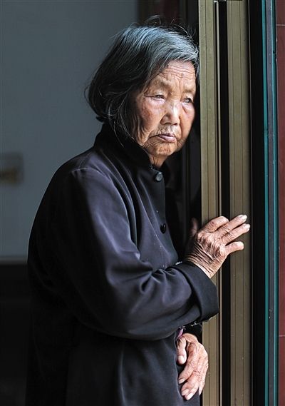 為了能“睡棺木”土葬，潘秀英四次喝農(nóng)藥自殺，后被搶救過來。