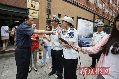 市環(huán)保局和東城區(qū)環(huán)保局聯(lián)合出動，再次檢查國家文物局食堂環(huán)境污染問題，在門口受阻。新京報記者 高瑋 攝