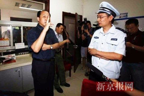 國家文物局的一名工作人員正在與執(zhí)法人員對峙。新京報記者 高瑋 攝