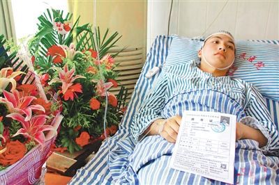 江西奪刀救人考生登人民日報(bào)頭版(圖) 江西奪刀救人考生登人民日報(bào)頭版(圖)