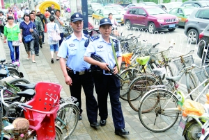 人流密集的街頭,持槍巡邏。