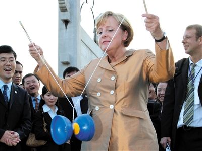 2007年8月27日，北京，默克爾正在玩扯鈴。