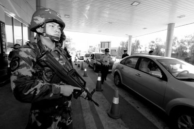 武警持槍警戒進駐檢查站。