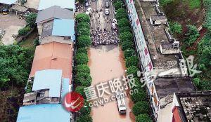 昨下午六點半，統(tǒng)景鎮(zhèn)上許多街道被淹，此時水位還在上漲。(重慶晚報航拍圖片)