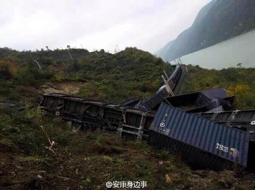 襄渝鐵路旬陽(yáng)至棕溪上行線發(fā)生山體塌方，致使75228次貨物列車8節(jié)車廂脫線。圖片來(lái)源于網(wǎng)絡(luò)