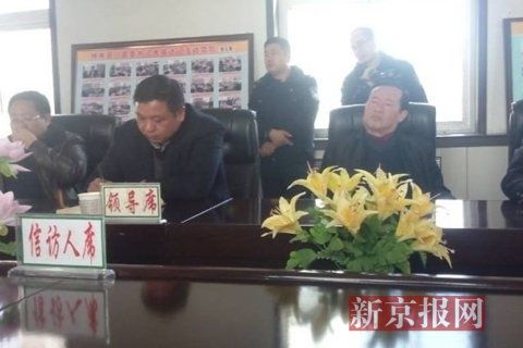 訪民代表與縣領(lǐng)導(dǎo)開會協(xié)商時，副縣長頭靠椅背睡著10分鐘左右。受訪對象供圖