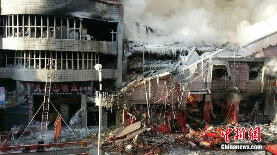 2015年1月3日，哈爾濱市道外區(qū)太古街著火塌方現(xiàn)場，火又燒了起來