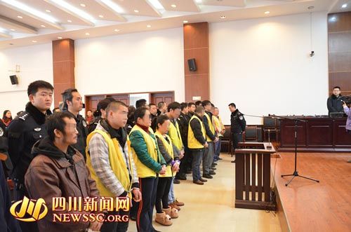 胡寶寶（右四）等接受集中宣判。