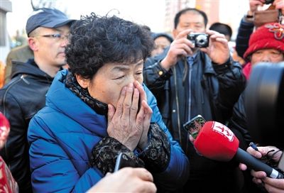 2月9日，呼格吉勒?qǐng)D的母親尚愛云在旁聽趙志紅案后，接受媒體采訪時(shí)落淚。新華社記者 任軍川 攝