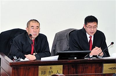 1月5日，呼市中院審理趙志紅案。律師謝飛（左）和張瑞軍（右）出庭為趙志紅辯護(hù)。