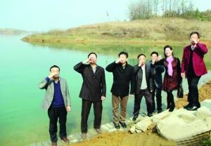 活動(dòng)儀式現(xiàn)場(chǎng)，一眾人舀起漳河水直接喝下