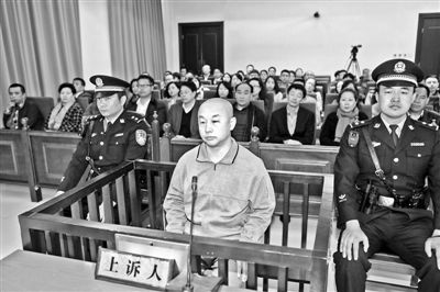 4月14日，趙志紅（前中）在庭審現(xiàn)場 供圖/新華社