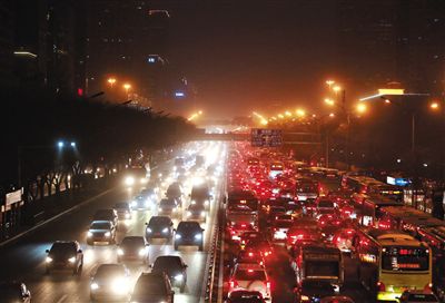 昨晚，因沙塵暴導(dǎo)致能見度低，長安街嚴(yán)重堵車。