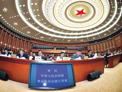 昨日，食品安全法修訂草案提交十二屆全國(guó)人大常委會(huì)第十四次會(huì)議進(jìn)行三審。 新華社記者 李濤 攝