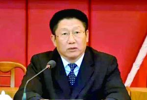 他曾身居要職，在仕途上平步青云，“連跳式”升官；他如今落馬，被查出近乎瘋狂地收受巨額利益、用公款送禮，還隱瞞“裸官”身份、在私企老板的安排下多次嫖娼、參與賭博、與多名女性通奸，被一線辦案人員形容為“五毒俱全”的干部。近日，深圳原市委常委、政法委書記蔣尊玉的貪腐歷程被披露。