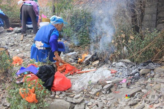 老人們準(zhǔn)備好松香紙錢等祭祀用品，虔誠祈福。