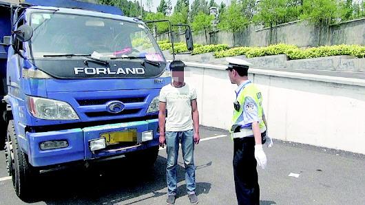 民警對持C1駕照駕駛大貨車、一年違法350余次的張某進(jìn)行批評教育。