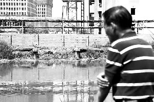 2015年6月5日，上海的古御界橋只剩橋墩和兩塊橋面。