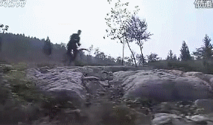 抗日雷劇再現(xiàn)神技:自行車飛起還能截火車 抗日雷劇再現(xiàn)神技:自行車飛起還能截火車