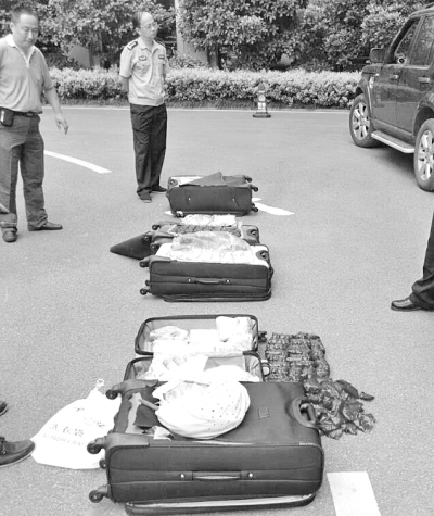 圖為民警搜出的毒品。