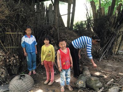 羅梅和她的三個孩子。中間兩個孩子為羅梅夫婦在逃亡途中所生。新京報記者 蕭輝 攝