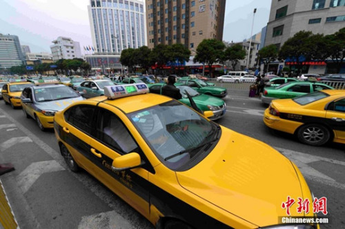 1月17日，福州華榕出租車公司期下的出租車在街頭候客。