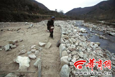 11月6日，93歲的鳳縣老人曾文財一吃完飯就又到河邊搬運石頭加固河堤了